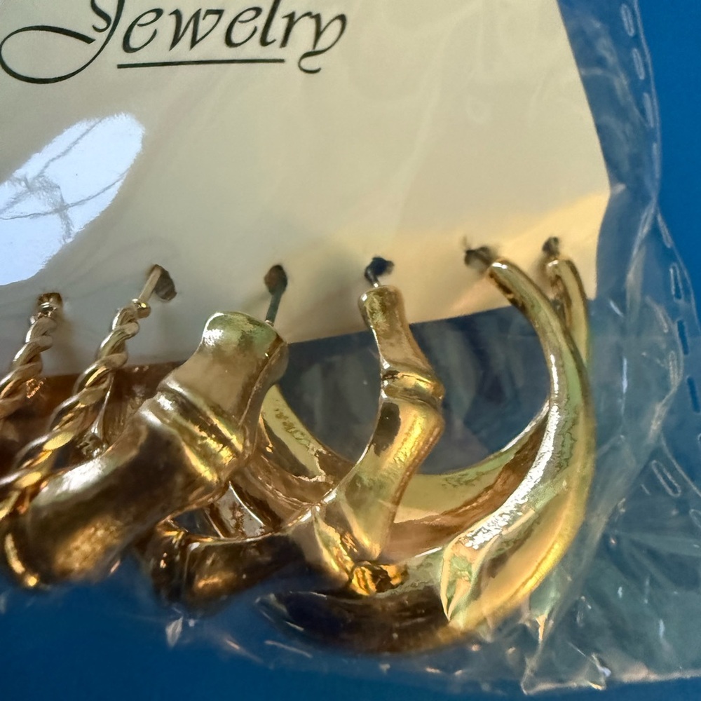 Gold-Tone Hoop Earrings Set of 20 pieces - Picture 2 of 11
